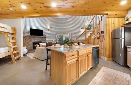Lookout Valley Neighborhood Association House | Cozy Ridge Silo - Sleeps 6 with Private Hot Tub