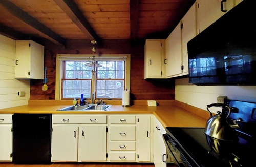 Huntingdon Cabin | Cozy, rustic 3-bedroom cabin in fabulous Lake Raystown with AC