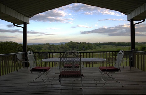 Mount Vernon House | Cozy Scenic 1-Acre Escape w/Beautiful Porch Views