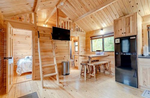 Heidelberg House | Cozy Stargazing Cabin with Hot Tub near Red River Gorge in Estill County, Kentucky