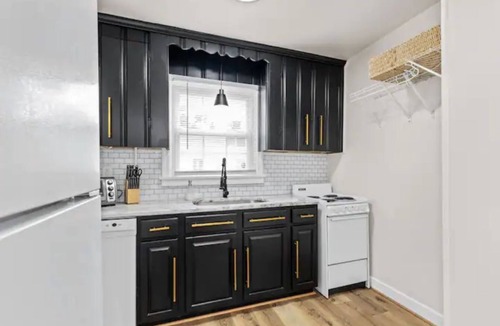 Montrose House | Cozy Stays Cottage *Close to NASCAR & Hot Spots*