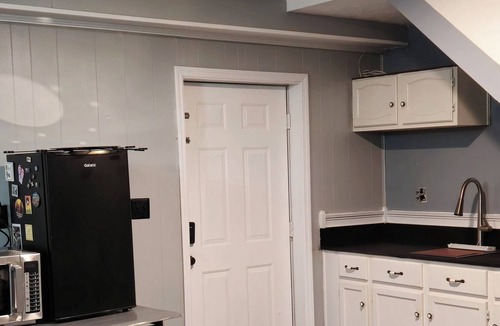 Richmond Apartment | Cozy studio in Richmond, close to the interstate.Includes WiFi, fireplace