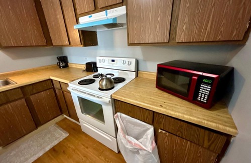 West Ridge Apartment | Cozy Studio with Two Queen Beds in Chicago near Transit and Dining