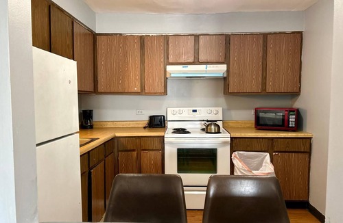 West Ridge Apartment | Cozy Studio with Two Queen Beds in Chicago near Transit and Dining
