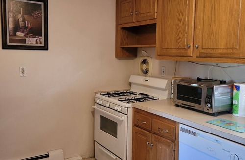 Wallingford Center Apartment | Cozy stylish comfortable apartment