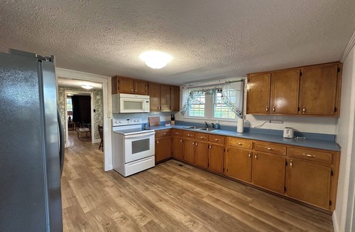 Albany House | Cozy Three Bedroom House Near Marina Rowena