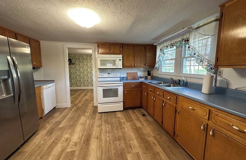 Albany House | Cozy Three Bedroom House Near Marina Rowena