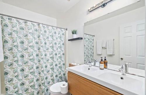 Northwest Raleigh House | Cozy Townhome Free Parking Near