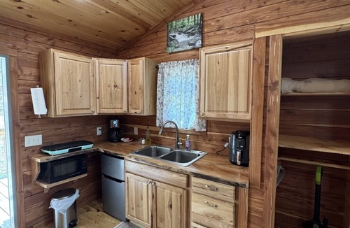 Walland Cabin | Cozy Treehouse in Walland. Queen bed, walk in shower, privacy, hot tub!