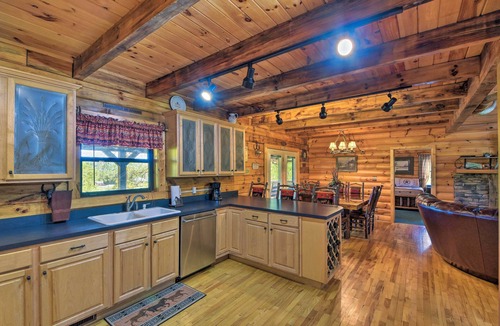 Trenton Cabin | Cozy Trenton Cabin w/Spa ~ 15 Mi to Lookout Mtn!