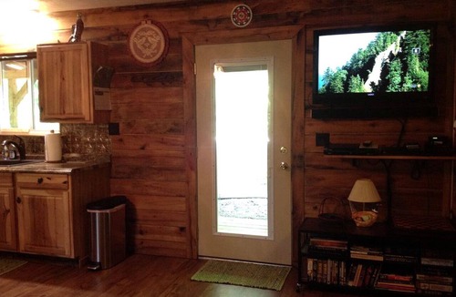 Pittsburg House | Cozy Two Person Cabin Rental near London, Kentucky, with direct access to Daniel Boone National Forest