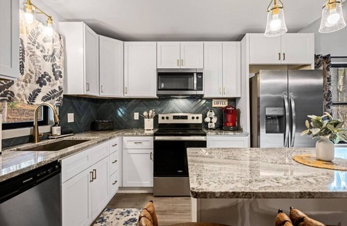 Horse Shoe Cabin | Cozy Villa for 12 with Hot Tub Game Room