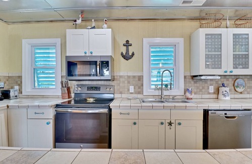 Varnamtown House | Cozy Waterfront Home! 2BR/2BA Large covered deck*fishing dock*floating boat dock