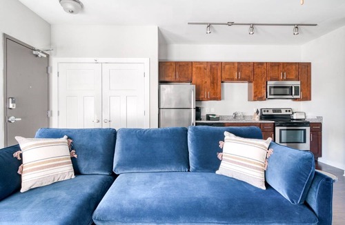 Music Row Apartment | CozySuites Music Row Bold 1BR in Nashville! 03