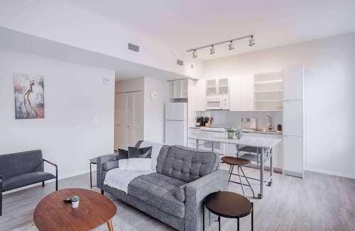 Downtown Cincinnati Apartment | CozySuites Sky Central #7