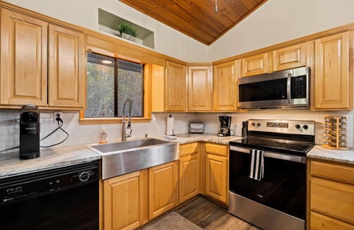 Sylva House | Crashing Creek Cabin, Hot Tub, Mountain Views & King Bed!