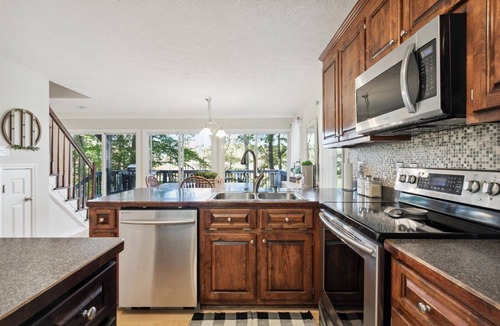Stevensville House | Creekfront Retreat w/Hot Tub & Sunset Views