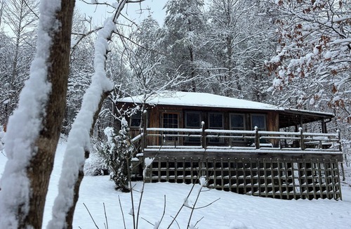 Irvine Cabin | Creekside B&B Cabin – Breakfast Included – Award-Winning Appalachian Farm