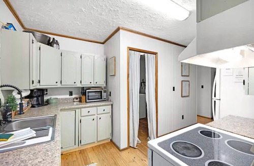 Morris Chapel Cabin | Creekside Cabin w/Boat Ramp, Fire Pits & Outdoor Theater – Sleeps 6