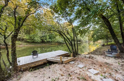 Morris Chapel Cabin | Creekside Cabin w/Boat Ramp, Fire Pits & Outdoor Theater – Sleeps 6