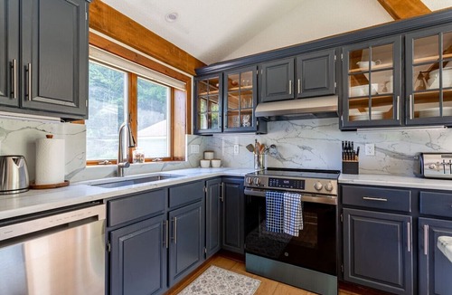 Fishs Eddy House | * Creekside * Charming Farmhouse * Screened Porch