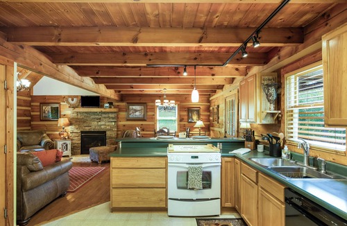 Rockford Cabin | Creekside Cozy Cabin:Minutes to UTK, Dtwn Knox & M’ville ,Marina, & TYS airport