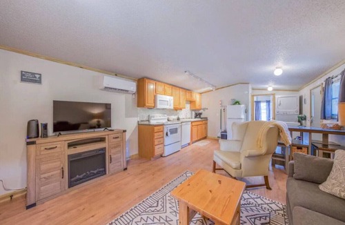 Arden House | Creekside Joy- Beautiful Home,20 Min to Asheville