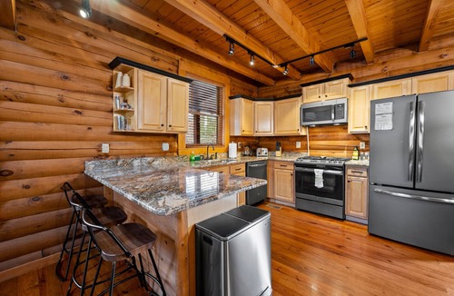 Wears Valley Cabin | Creekside Log Cabin with Hot Tub in Smoky Mountain. Easy access no steep hill.