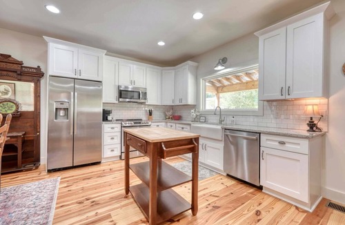 Hayesville Cabin | Creekside screened porch, pet friendly, minutes to downtown Hayesville. Firewood