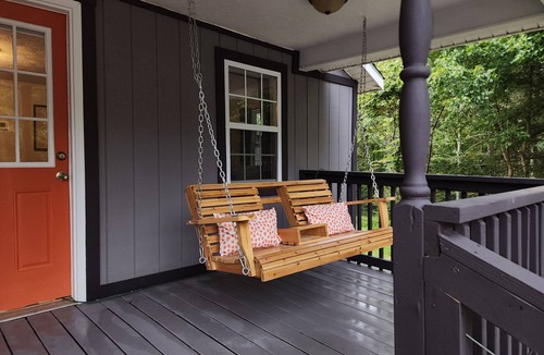 Somerset House | Curve Cottage located on The Rattlesnake 192 just outside of Somerset.