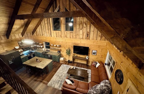 Front Royal Cabin | Custom Log Cabin Hot Tub Friendly Close to River,Wineries,Breweries
