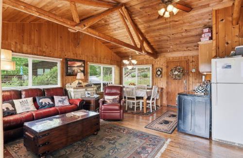 Huddleston House | Cute and Comfy Cabin, Stunning Lakefront Views