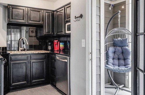 Rutledge Hill Condo | Cute & Comfy! Walk 2 Bars! Free Parking!