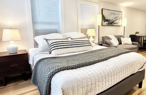 Arlington Apartment | Cute Small Studio: No stairs, W&D, Parking