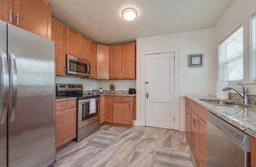 Hampton House | Cute Wythe Two Bedroom at Robinson Park