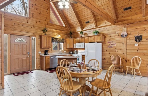 Branson Cedars Cabin | Dakota Cabin Hot Tub Retreat Near Thunder Ridge Sleeps 6