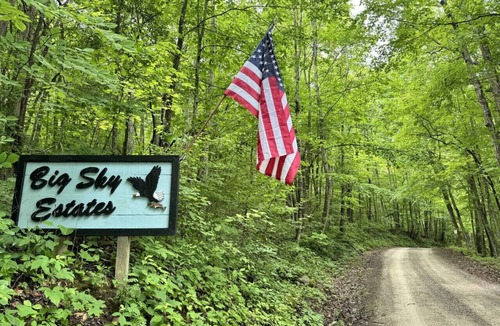 Byrdstown Cabin | Dale Hollow Cabin · 3 Levels · Hot Tub · Huge Fire Ring · Sleeps 10