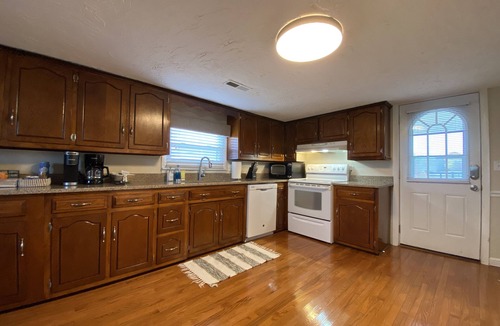 Lucas House | Dandy Times at Barren River Lake. Relax at your cozy farmhouse away from home.