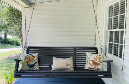 Helen Cottage | {Das Vogel Haus} Cheerful cottage getaway in Helen