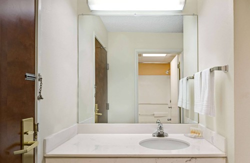 Haw River Hotel | Days Inn by Wyndham Burlington East