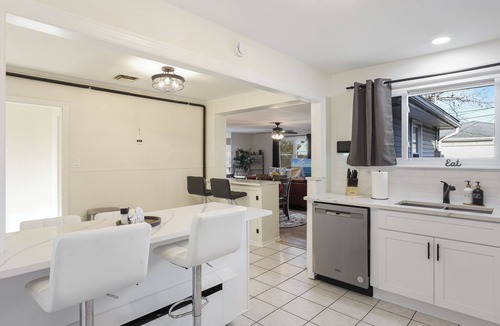 Des Plaines House | Dazzling Des Plaines-Single Level Home w/Fenced Backyard