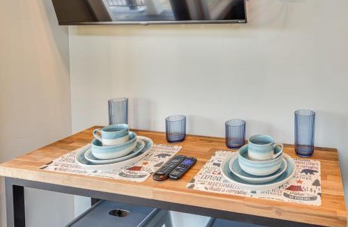 Cookeville House | Deck, Grill & Fishing Pond: Modern Cookeville Gem