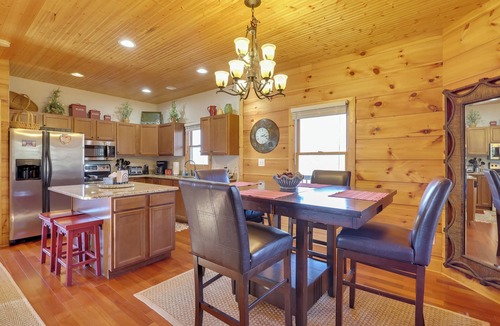 Laurel Springs Cabin | Decks, Panoramic Views! Mtn Retreat in Sparta