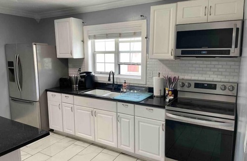 Taylor Berry House | Deep Sea Diver | Hot Tub | Near Churchill Downs 3 Bedroom