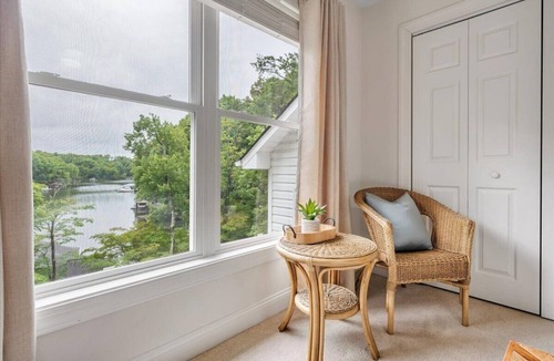High Point House | DEEP WATER COVE - Lakefront LUXURY-lg covered dock, hot tub, kayaks + 2 game rms