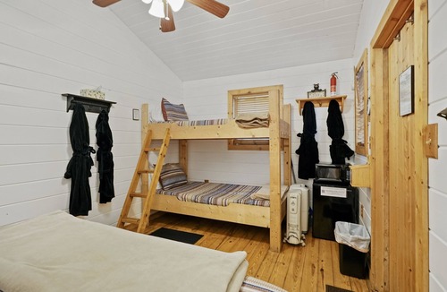 Ellijay Cabin | DEER RUN Private cabin at Mulberry Gap in adorable Ellijay with AC, WiFi