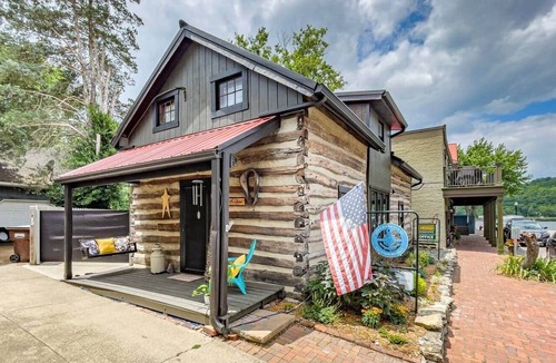 Augusta Cabin | Del's Cabin: River Retreat Sleeps 8 w/Hot Tub