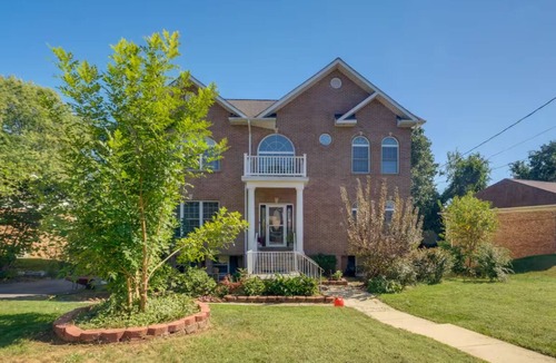 Springfield House | Delightful 3-bedroom 2-bathroom Single family home in Springfield