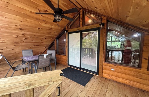 Parkers Lake Cabin | Delightful bunk cabin retreat in Parkers Lake with cozy charm