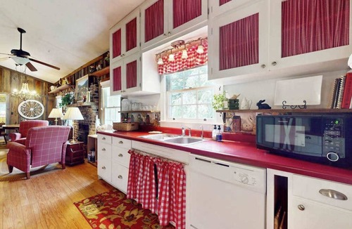Horse Shoe House | Delightful Country Farmhouse |Fireplace, Firepit & Fishing Pond